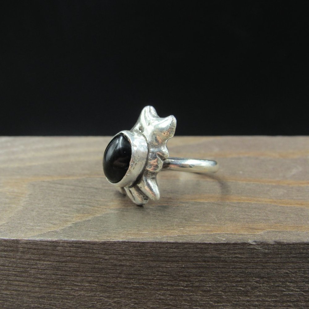 Size 6 Sterling Silver Abstract Design Black Stone Band Ring Vintage - Picture 3 of 8